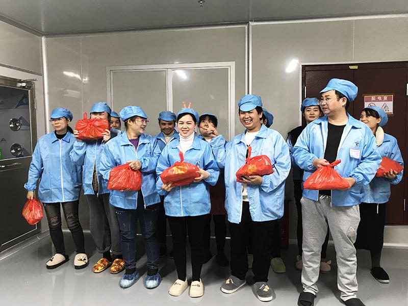 今天是24節(jié)氣的大雪，繪晶科技公司給大家發(fā)廣東肉卷和豬肚丸打火鍋